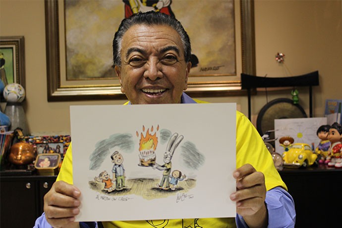 Mauricio de Sousa mostra desenho feito pelo cartunista argetino Liniers em homenagem aos 80 anos do colega brasileiro