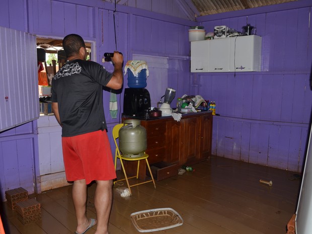 Casa no bairro Quinze, em Rio Branco, nunca tinha alagado; José olha a sujeira deixada pela água (Foto: Aline Nascimento/G1) Casa no bairro Quinze, em Rio Branco, nunca tinha alagado; José olha a sujeira deixada pela água (Foto: Aline Nascimento/G1)