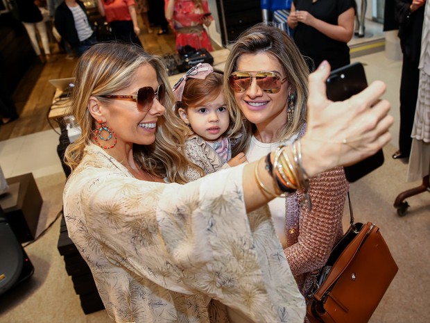 Adriane Galisteu e Mirella Santos com a filha, Valentina, em evento em São Paulo (Foto: Manuela Scarpa/ Brazil News)