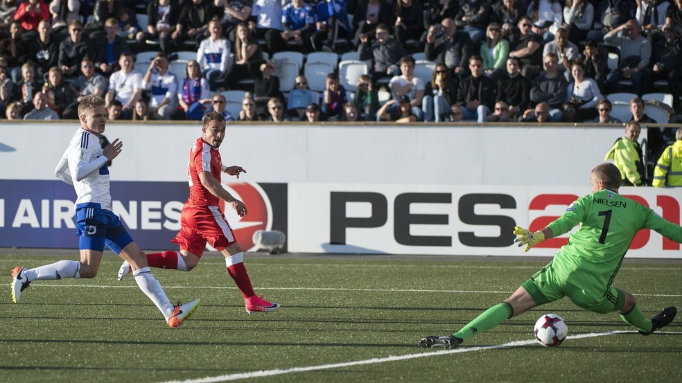 Shaqiri bate na saída do goleiro e faz o segundo gol da Suíça sobre as Ilhas Faroe (Foto: AP )