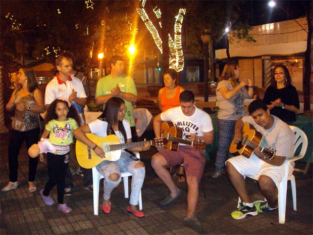G1 - Família realiza ceia de Natal na praça para moradores de rua em  Ribeirão - notícias em Ribeirão e Franca