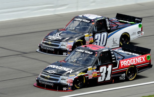 Nascar Nelsinho Piquet e  James Buescher na Truck Series em Kansas (Foto: Getty)