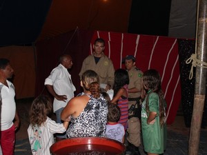 Polícia interdita circo que usava crianças na apresentação de danças eróticas  (Foto: Ellyo Teixeira/G1)