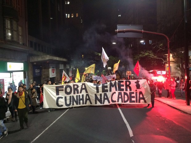 Caminhada começou na Avenida Borges de Medeiros, no Centro de Porto Alegre (Foto: Fábio Almeida/RBS TV)