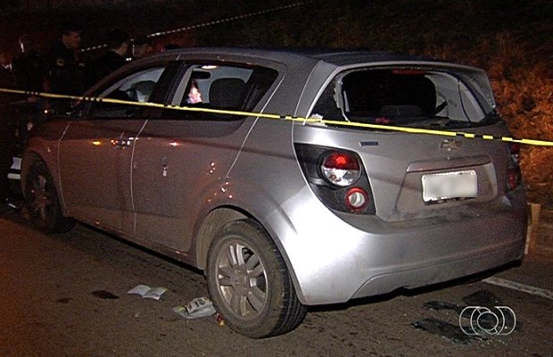 Carro foi atingido por vários disparos de armas de fogo em Goiânia, Goiás (Foto: Reprodução/ TV Anhanguera) Carro foi atingido por vários disparos de armas de fogo em Goiânia, Goiás (Foto: Reprodução/ TV Anhanguera)