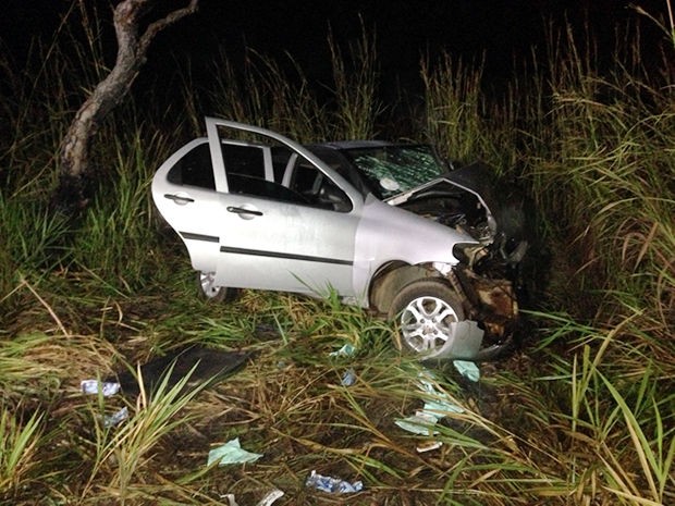 Mulher de 55 estava como passageira e morreu no local. (Foto: Marcos Landim / TVCA)