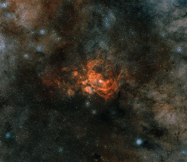 Parte da constelação do Escorpião centrada na NGC 6357, que tem o aglomerado estelar Pismis 24 em seu centro (Foto: Davide De Martin (ESA/Hubble), the ESA/ESO/NASA Photoshop FITS Liberator & Digitized Sky Survey 2)