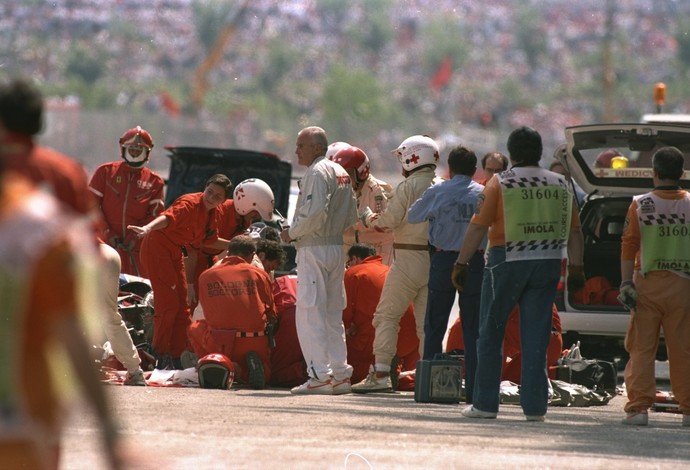 O trágico acidente na curva Tamburello interrompeu a carreira vitoriosa de Ayrton Senna na F-1 (Foto: Getty Images)
