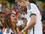 Andre Schuerrle comemora com a namorada Montana Yorke