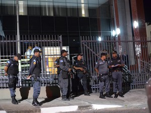 Policiais se reuniram no Ministério Público Estadual (Foto: Letícia Bucker/G1)