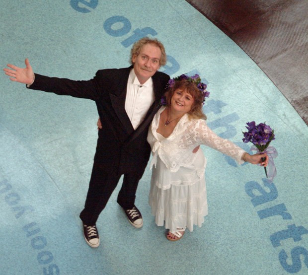 David e Lauren Blair quebraram o recorde mundial com 106 celebrações de casamento e já planejam a próxima cerimônia (Foto: Caters News Agency)