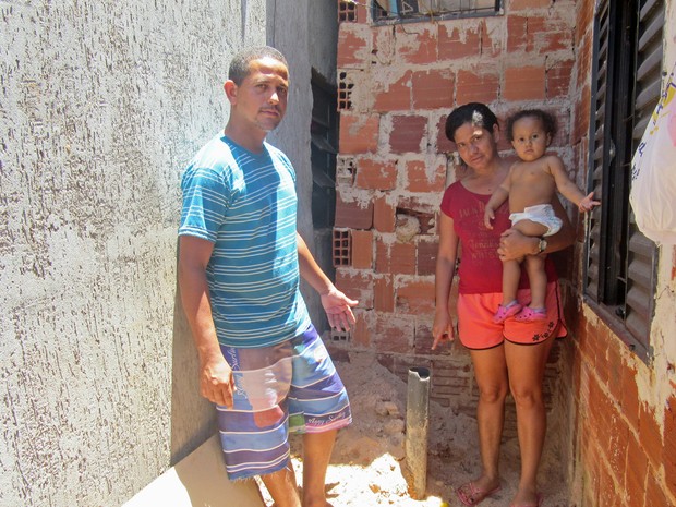  Moradores do Sol Nascente, em Ceilândia, no Distrito Federal, reclamam de fossa séptica (Foto: Jéssica Nascimento/G1)