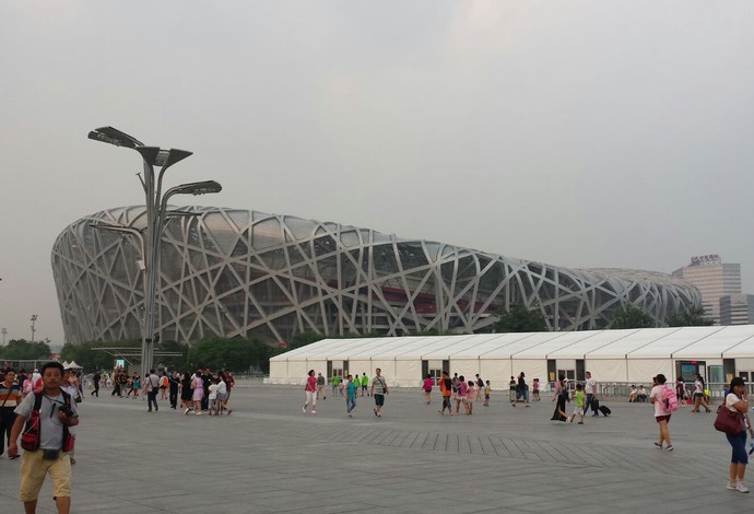 A cor do verdadeiro céu em Pequim: um cinza permanente nos dias em que antecedem a abertura (Foto: Helena Rebello)