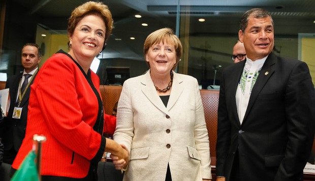 Dilma Rousseff cumprimenta a chanceler da Alemanha, Angela Merkel, durante 1ª sessão da II Cúpula UE-CELAC. Ao lado, o presidente do Equador, Rafael Correa. (Foto: Roberto Stuckert Filho/PR)