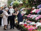 Rainha Elizabeth II visita mercado de flores em Paris que terá seu nome Rainha Elizabeth II visita mercado de flores em Paris que terá seu nome