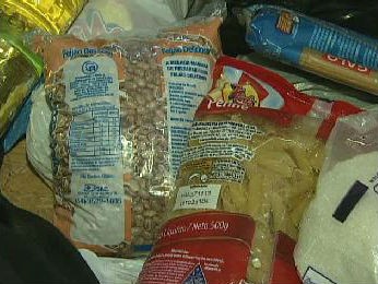 Ladrões deixaram alguns quilos de açúcar, arroz, macarrão e litros de óleo (Foto: Reprodução/RPCTV)