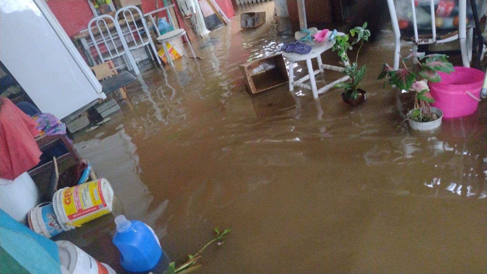 Temporal em Guarujá SP deixa casas alagadas e moradores ilhados VÍDEO