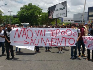 Manifestantes usam faixas e ocupam ruas de Camaçari (Foto: Juliana Cavalcante / TV Bahia)