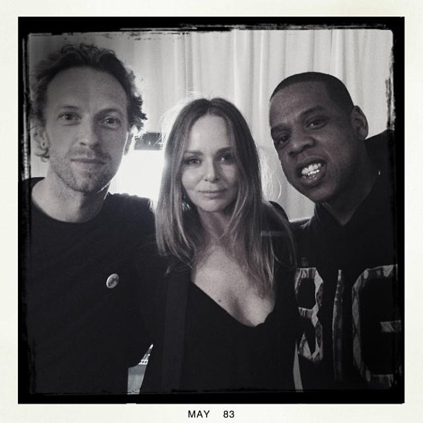 Chris Martin, Stella Mccartney e Jay-Z nos bastidores do show de Beyoncé (Foto: Reprodução/Instagram)