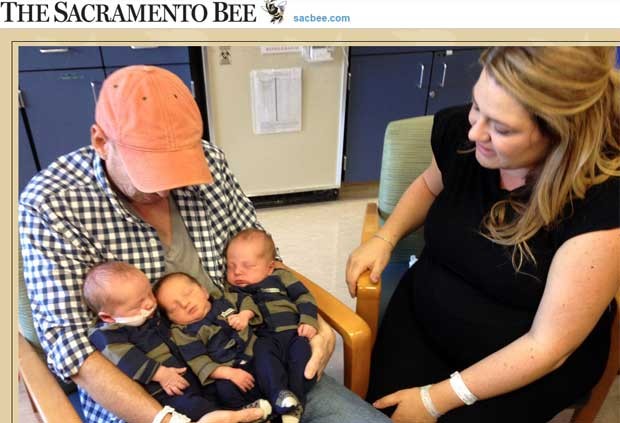 Jason e Brittany Deen seguram seus três filhos, que nasceram pesando 9 kg ao todo. (Foto: Reprodução)
