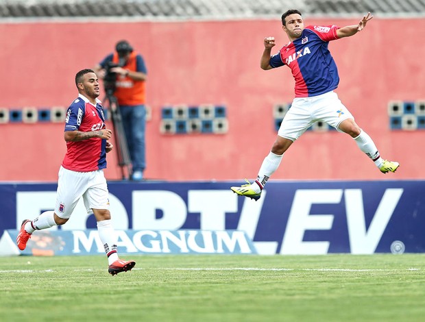 Thiaguinho comemora gol do Parana contra o América-Rn (Foto: Heuler Andrey / Agência estado)