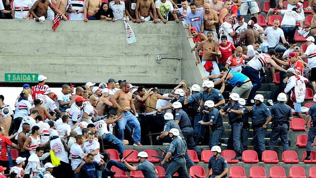 confusão torcida São Paulo jogo Corinthians (Foto: Marcos Ribolli / Globoesporte.com)