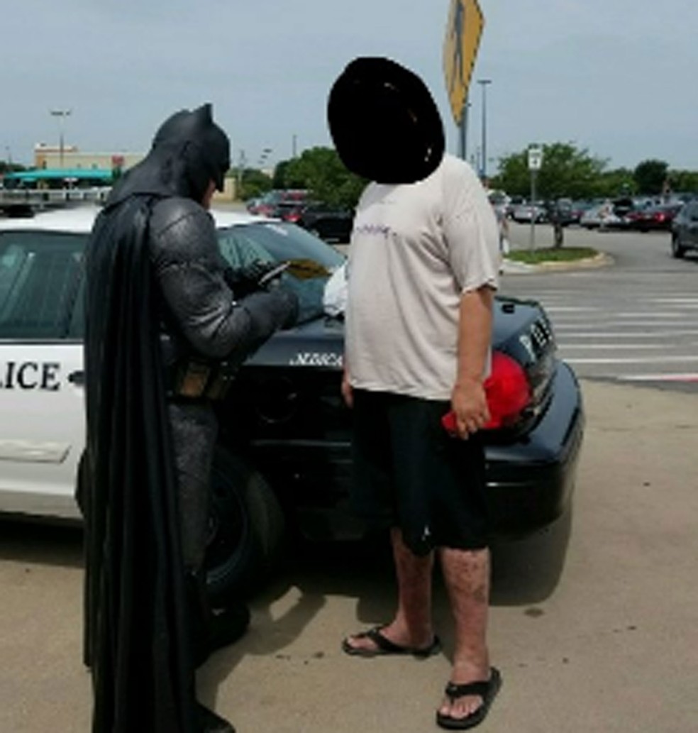 Policial vestido de Batman prende suspeito de roubo nos EUA (Foto: Officer Damon Cole/Twitter)