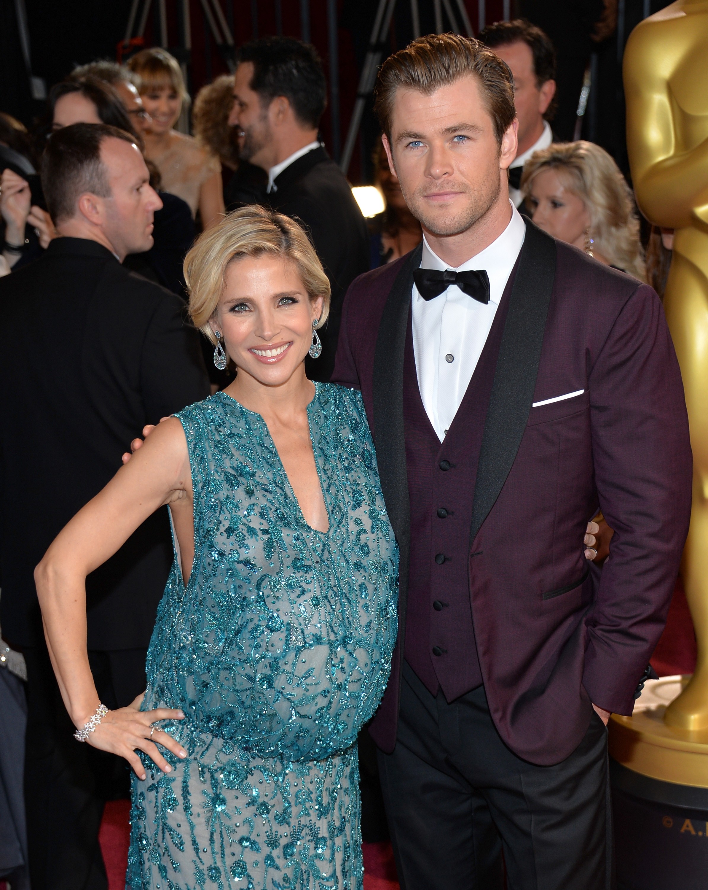 Astro Chris Hemsworth leva pais, irmão, cunhada e esposa ao