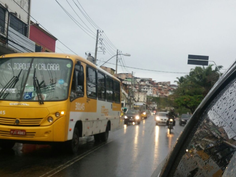 Ônibus circulando normalmente no Dique do Tororó, em Salvador, na manhã desta sexta-feira (Foto: Juliana Almirante/G1)
