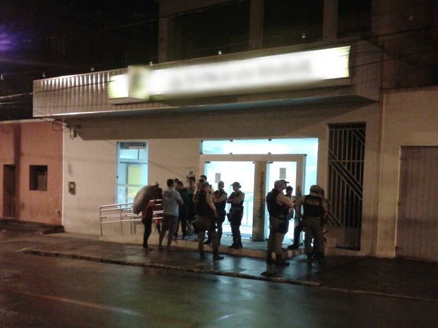 Criminosos explodiram o cofre do banco e ainda não se sabe se alguma quantia em dinheiro foi levada (Foto: Divulgação/Polícia Militar)