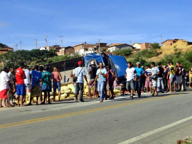 G1 Caminhão carregado de adubo tomba na BR 420 no interior da Bahia