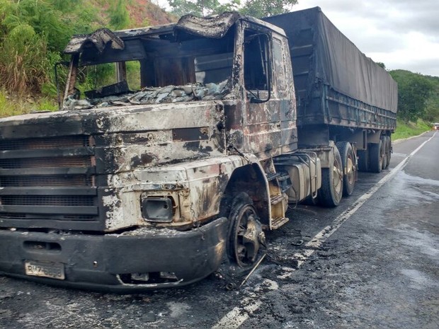 Carreta carregada de gesso ficou carbonizada (Foto: PRF/Divulgação)