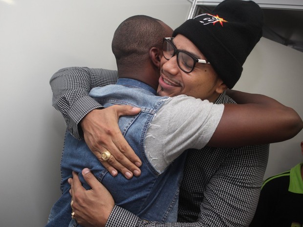 Thiaguinho e Naldo em bastidores de show no Rio (Foto: Dudu Fotógrafo/ Divulgação)