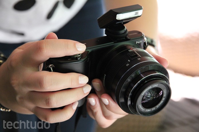Samsung NX2000, câmera compacta com lente intercambiável (Foto: Luciana Maline/TechTudo) Samsung NX2000, câmera compacta com lente intercambiável (Foto: Luciana Maline/TechTudo)