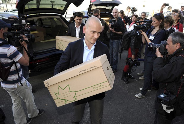 Advogado de vítima segura caixa com documentos que integra processo contra a empresa francesa PIP (Foto: Pascal Guyot/AFP)
