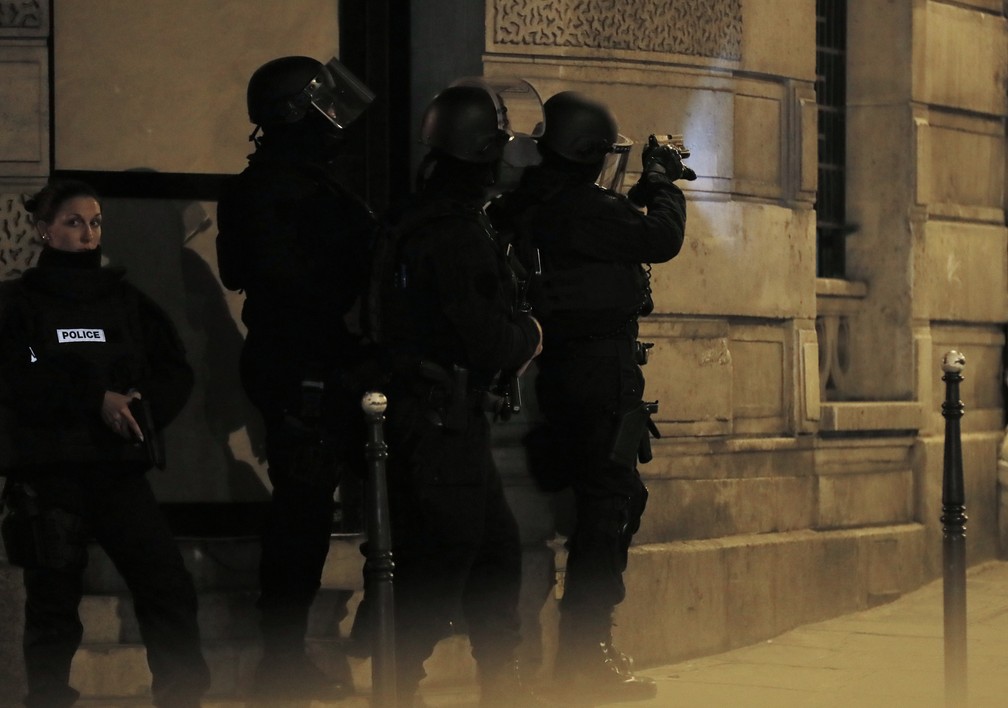 Rua perto da avenida Champs Elysees, em Paris, tem ação policial após tiroteio na noite desta quinta-feira (20) (Foto: THOMAS SAMSON / AFP) Rua perto da avenida Champs Elysees, em Paris, tem ação policial após tiroteio na noite desta quinta-feira (20) (Foto: THOMAS SAMSON / AFP)