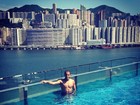 Tirou onda! Lucas curte piscina no alto de prédio em Hong Kong