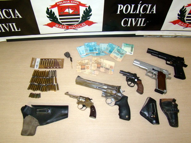 Polícia localiza armas, munições e dinheiro em casa em Piracicaba (Foto: DIG/Polícia Civil)