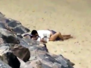 Casal foi flagrado fazendo sexo nas areias da praia de Ponta Negra  (Foto: Cedida)