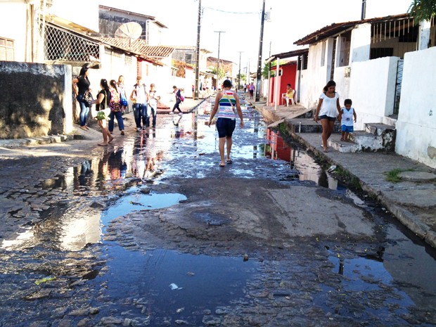 Moradores reclamam de esgoto em rua de João Pessoa, Paraíba (Foto: Walter Paparazzo/G1)