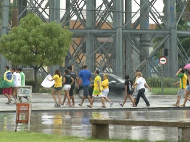 Manifestantes saíram às ruas sob chuva forte na tarde do domingo, em Belém. (Foto: Reprodução/TV Liberal)
