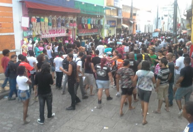 Manifestantes seguiram pelas ruas do Centro até o Palácio dos Leões (Foto: Jade Bonna/G1)