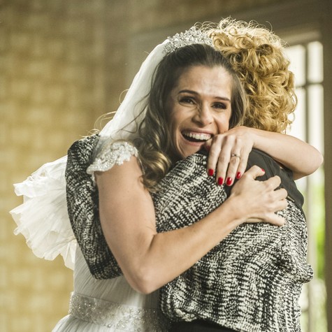 Ingrid Gumarães abraça Giulia Gam (Foto: TV Globo / Cynthia Salles )