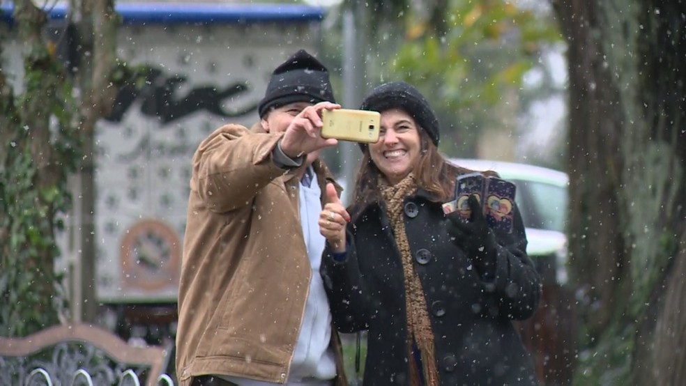 Turistas e moradores aproveitaram a neve (Foto: Reprodução/RBS TV)