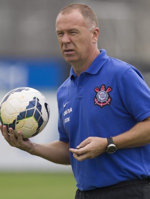 Mano faz teste com três atacantes, mas deve manter 4-4-2 no domingo