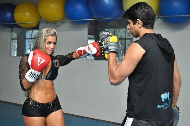 Aryane Steinkopf treina Muay Thai  (Foto: Divulga��o)