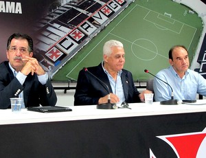 Renê Simões, Roberto Dinamite e Ricardo Gomes coletiva Vasco (Foto: Gustavo Rotstein / Globoesporte.com)