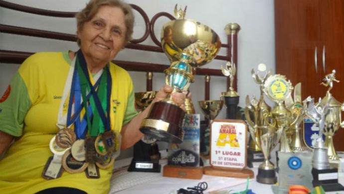 Aos 79 anos, aposentada coleciona medalhas e troféus de 350 corridas (Foto: Adriana Justi)