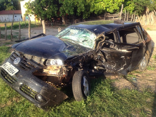 Gol no qual iam as vítimas ficou bastante danificado (Foto: Ellyo Teixeira/G1)