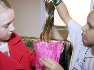 Garota de 10 anos corta o cabelo pela primeira vez para doar a amiga em tratamento contra o câncer em Campinas (Foto: Marcio Silveira / EPTV) Garota de 10 anos corta o cabelo pela primeira vez para doar a amiga em tratamento contra o câncer em Campinas (Foto: Marcio Silveira / EPTV)